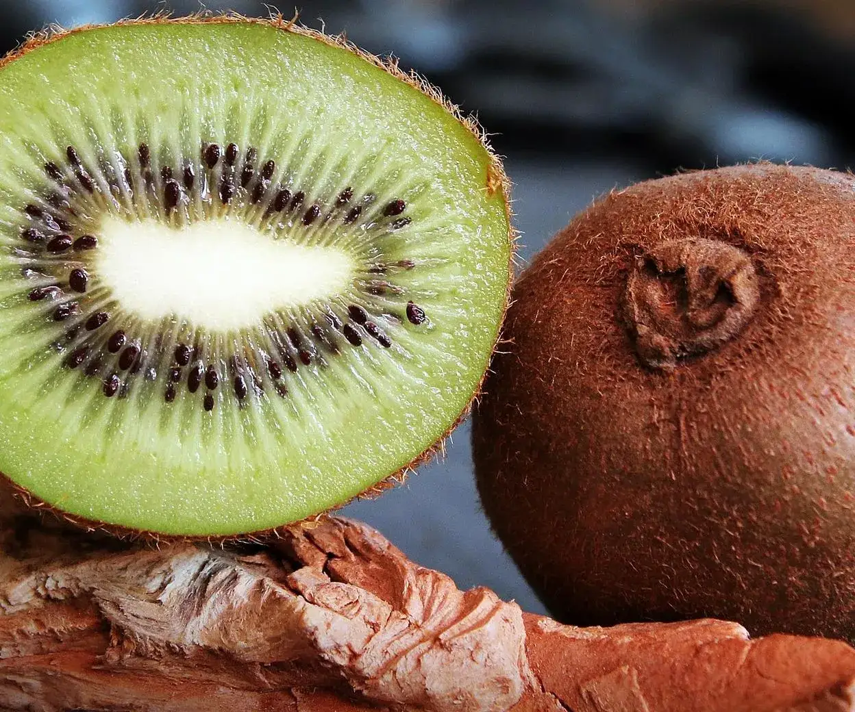 Kiedy jest sezon na kiwi? Sprawdź, by nie przegapić świeżych owoców