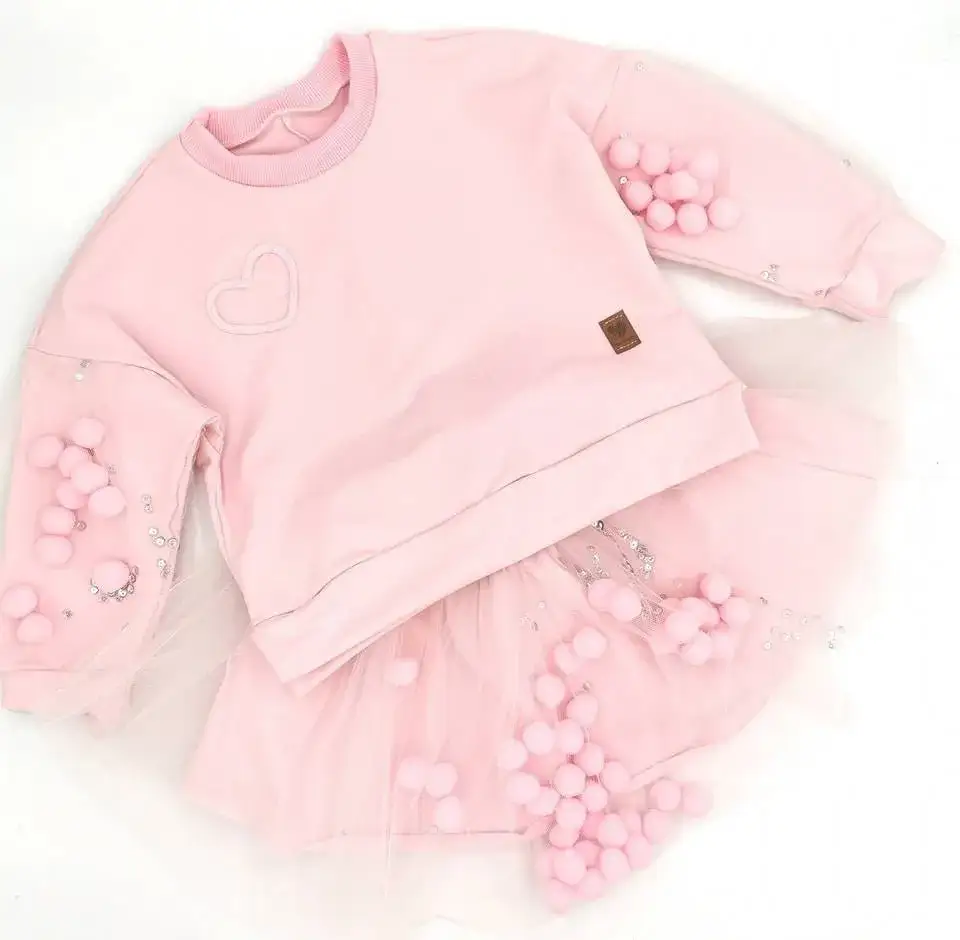 Bluza z pomponami dla dziewczynki: Urok, styl i praktyczne porady