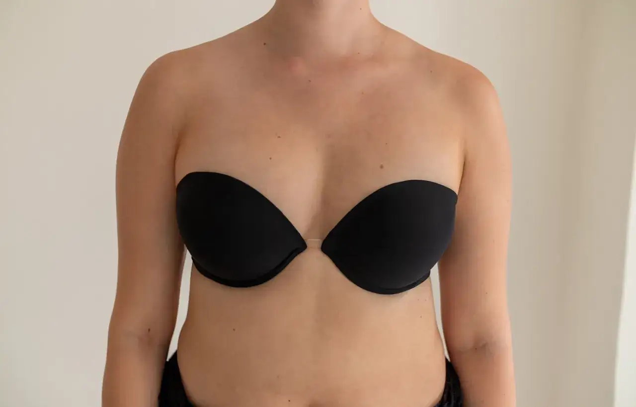 Jaki stanik do sukienki z siateczką? Sekrety niewidzialnej bielizny