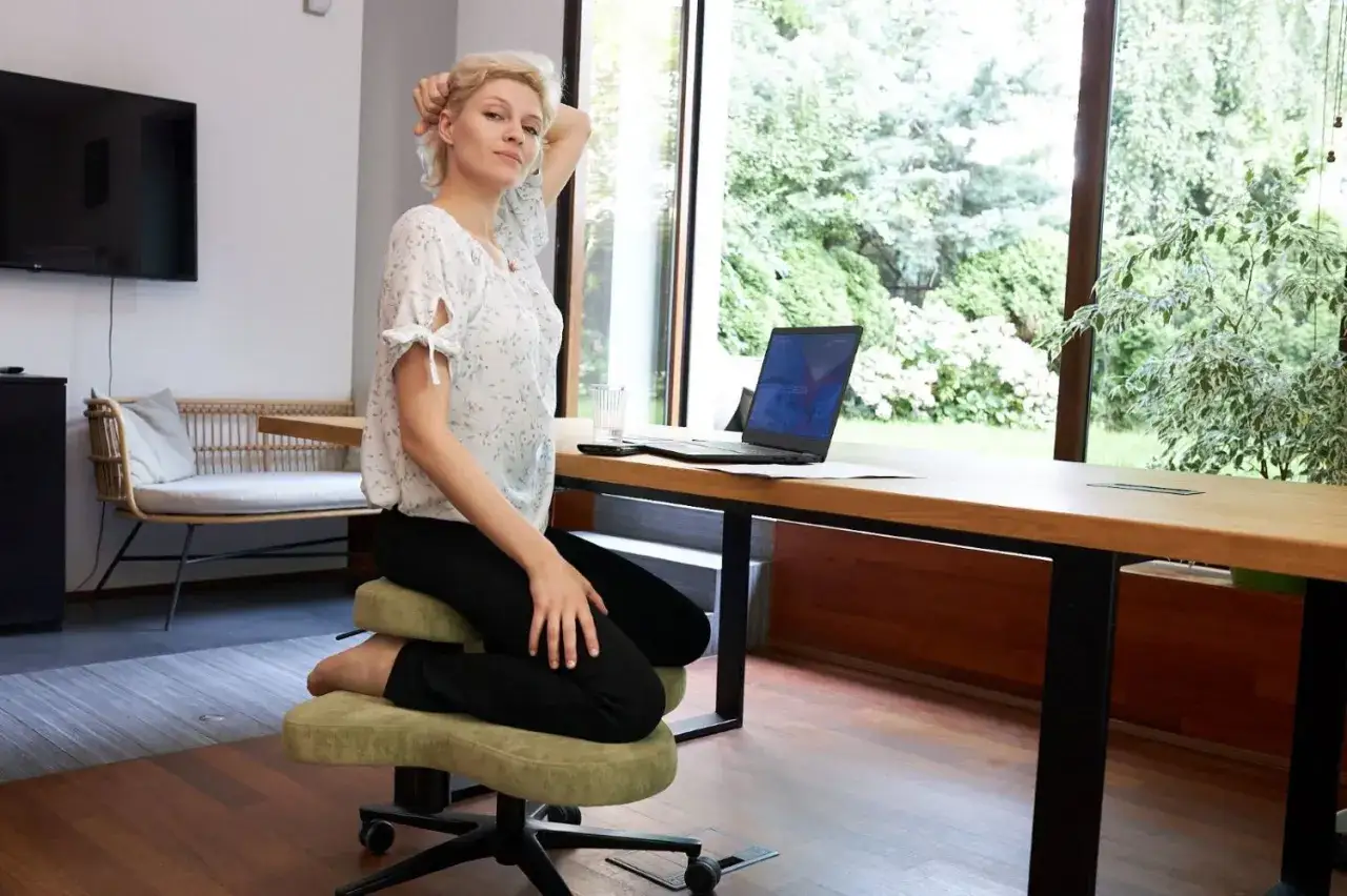 Prawidłowe siedzenie na krześle: Koniec z bólem pleców!