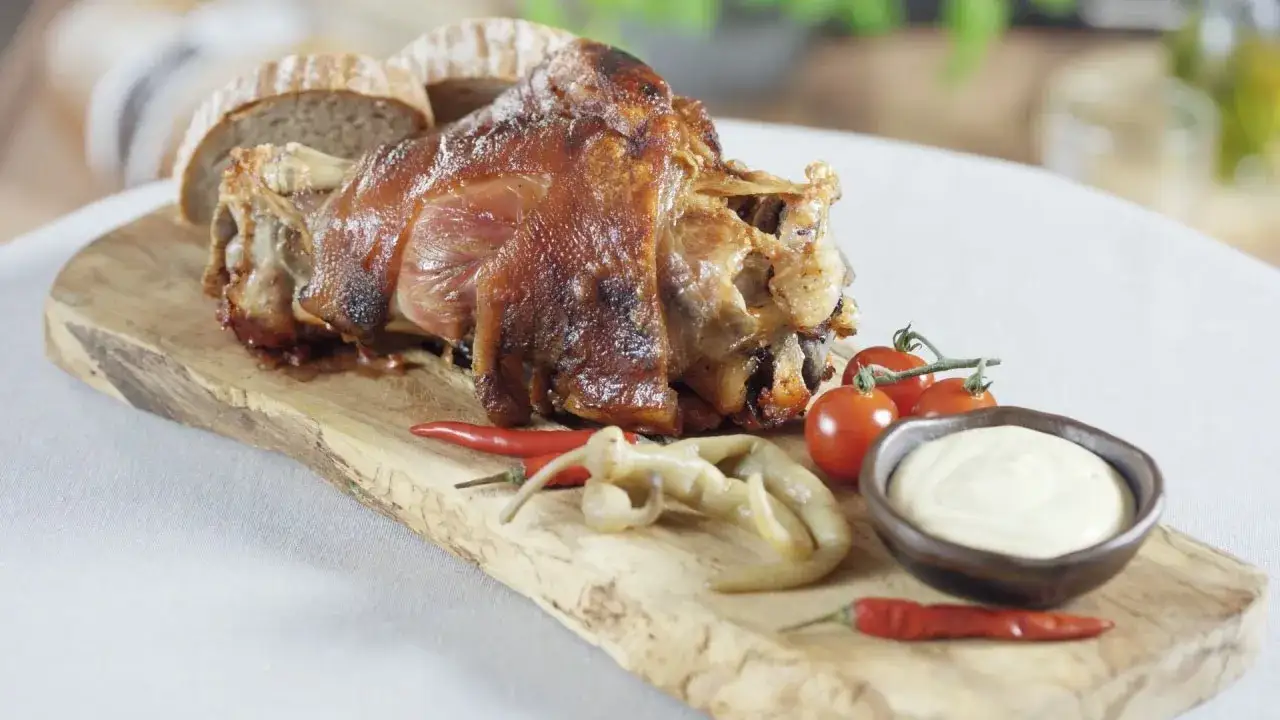 Jak przyrządzić golonkę wieprzową, aby była soczysta i chrupiąca