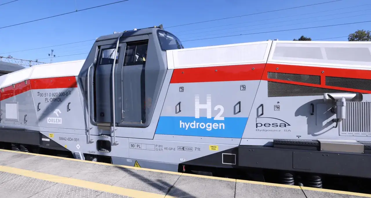 Nowoczesna lokomotywa wodorowa z napisem "H2 hydrogen" i logo PESA Bydgoszcz.