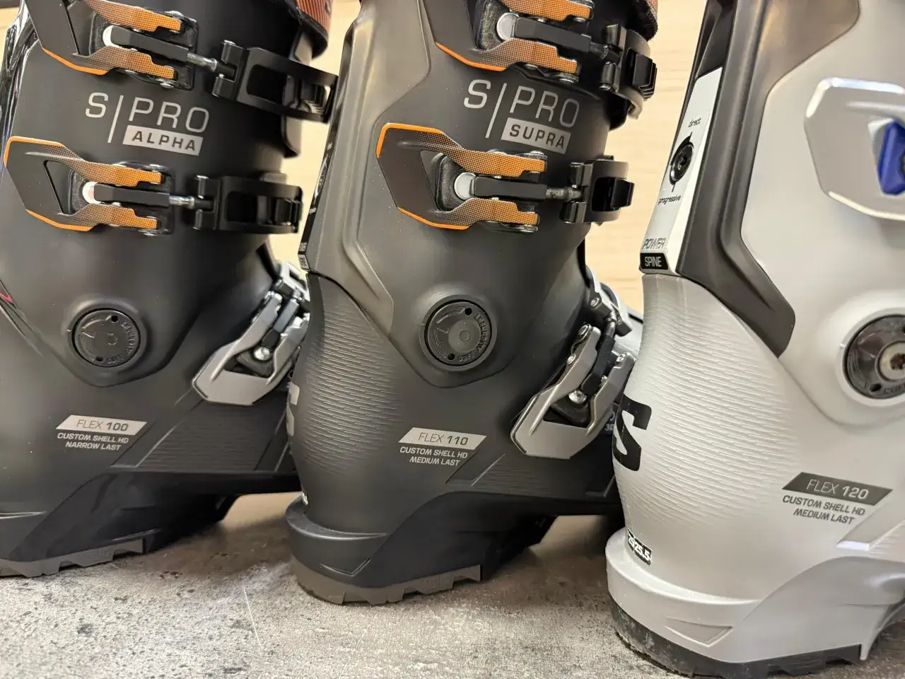 Trzy buty narciarskie z różnymi oznaczeniami flex. Flex 100, 110 i 120 – co oznacza flex w butach narciarskich? To sztywność, która wpływa na kontrolę.