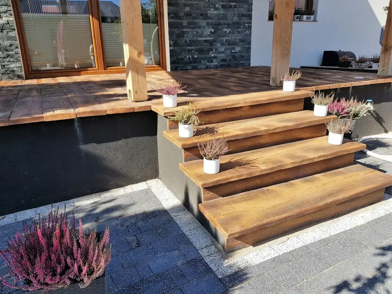 Taras i schody: drewno, kompozyt, beton, gres, kamień co wybrać?