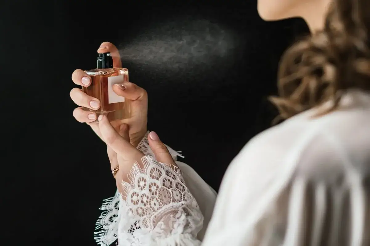 Perfumy z ogonem: Jak wybrać swój niezapomniany ślad?