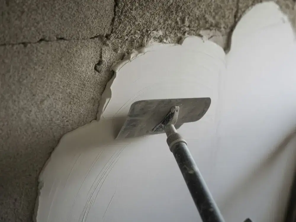 Po jakim czasie można malować tynk mineralny, aby uniknąć błędów?