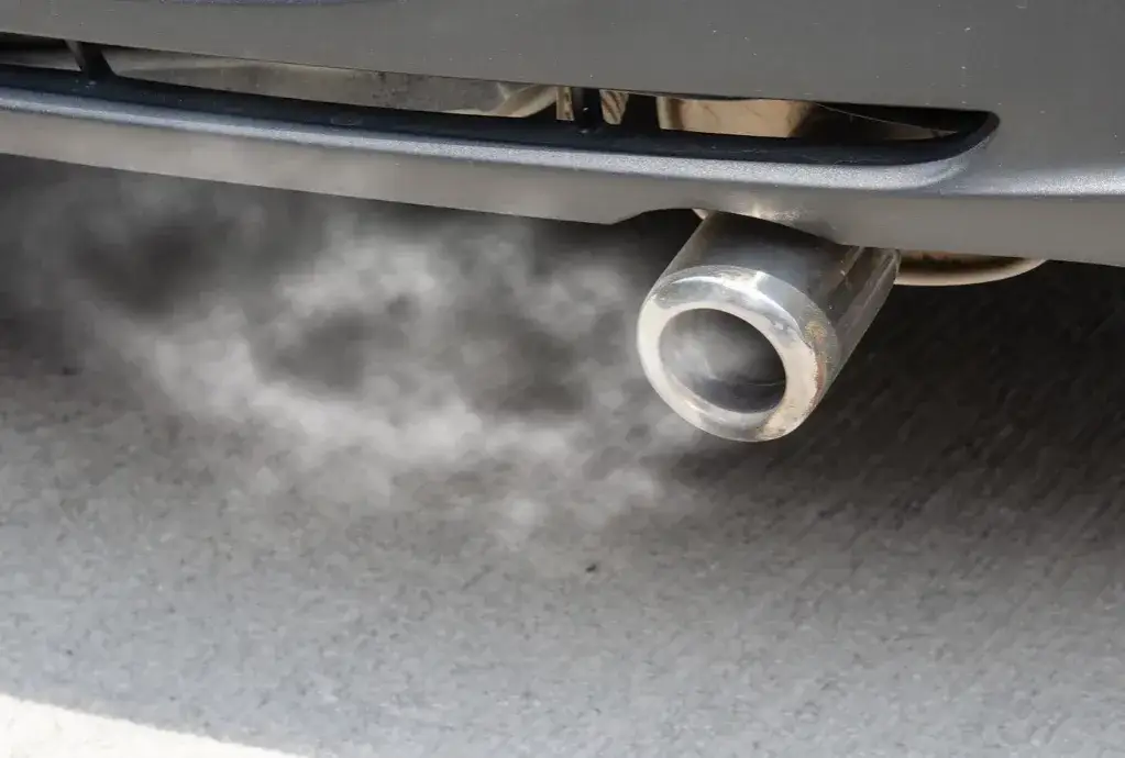 Jak głośny może być wydech w Polsce? Normy, kary i jak uniknąć mandatu