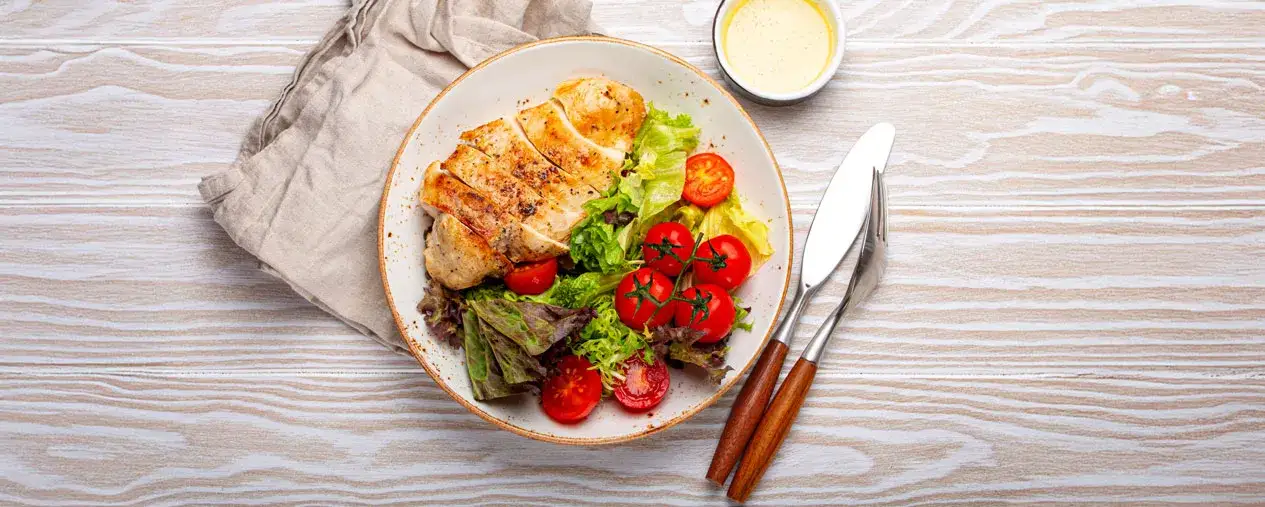 Idealne surówki do piersi z kurczaka, które zachwycą Twoje podniebienie