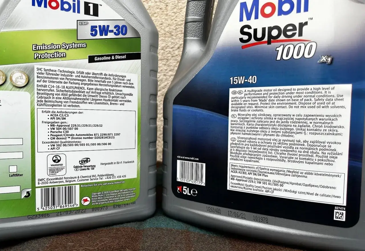 Dwa litrowe opakowania oleju silnikowego Mobil 1 i Mobil Super. Czy olej napędowy to diesel? Tak, oba oleje nadają się do silników benzynowych i diesla.