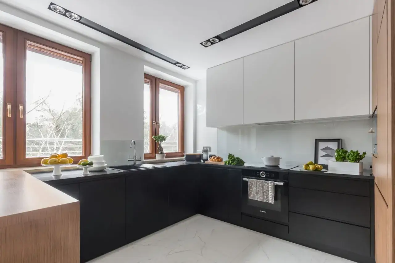 Jak urządzić kuchnię w kształcie U: praktyczne porady i inspiracje