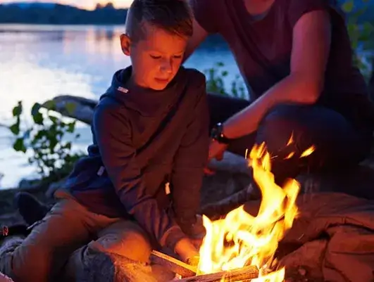 Jak ułożyć drewno na ognisko, by uniknąć nieudanych prób palenia