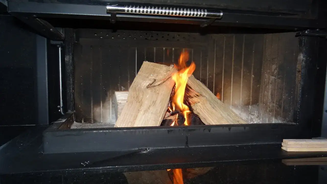 Jak rozpalić mokre drewno w kominku bez dymu i frustracji