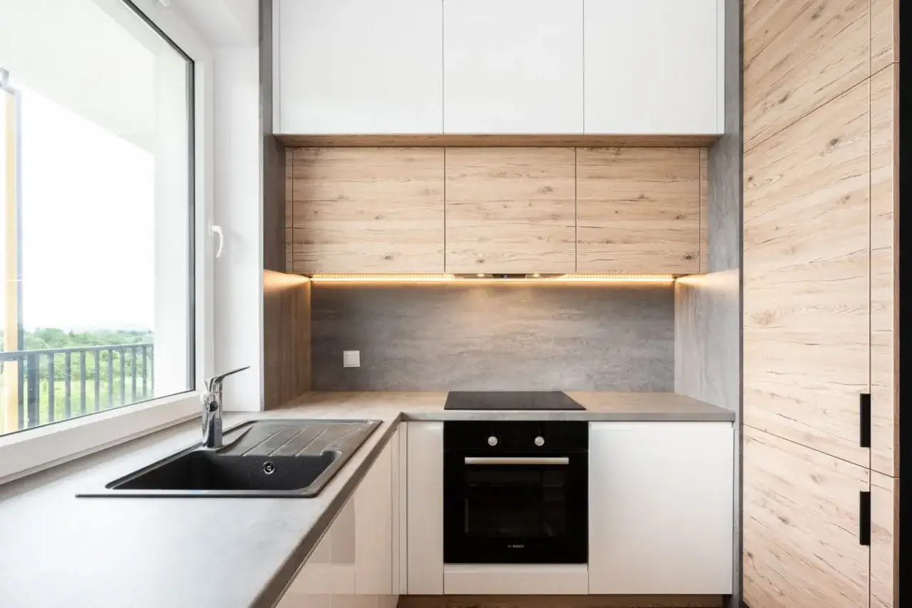 Czym wyłożyć szafki w kuchni, aby zyskały nową funkcjonalność?