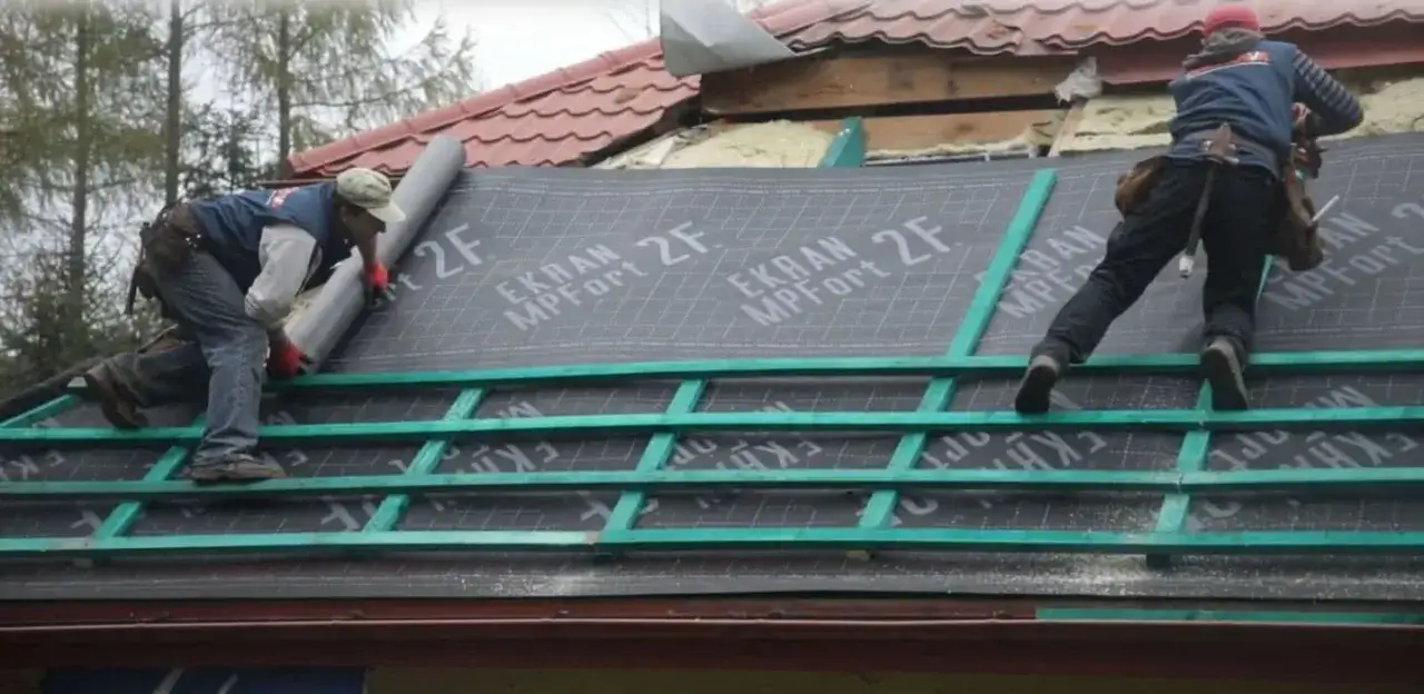 Jaką folię pod wełnę mineralną na strop wybrać: praktyczny poradnik