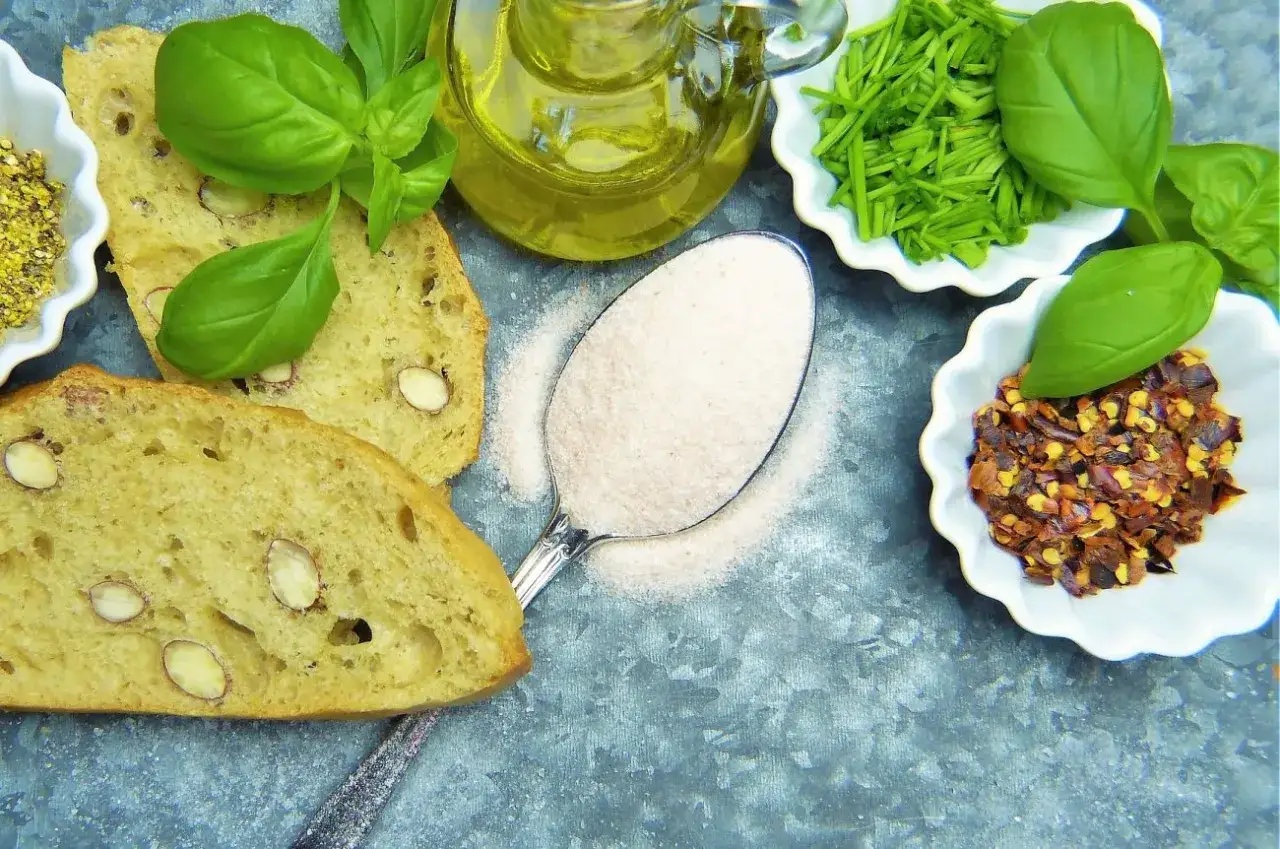 Łyżka różowej soli himalajskiej, chleb z migdałami, oliwa, bazylia, szczypiorek i płatki chili. Zastanawiasz się, ile gramów ma duża łyżka soli?