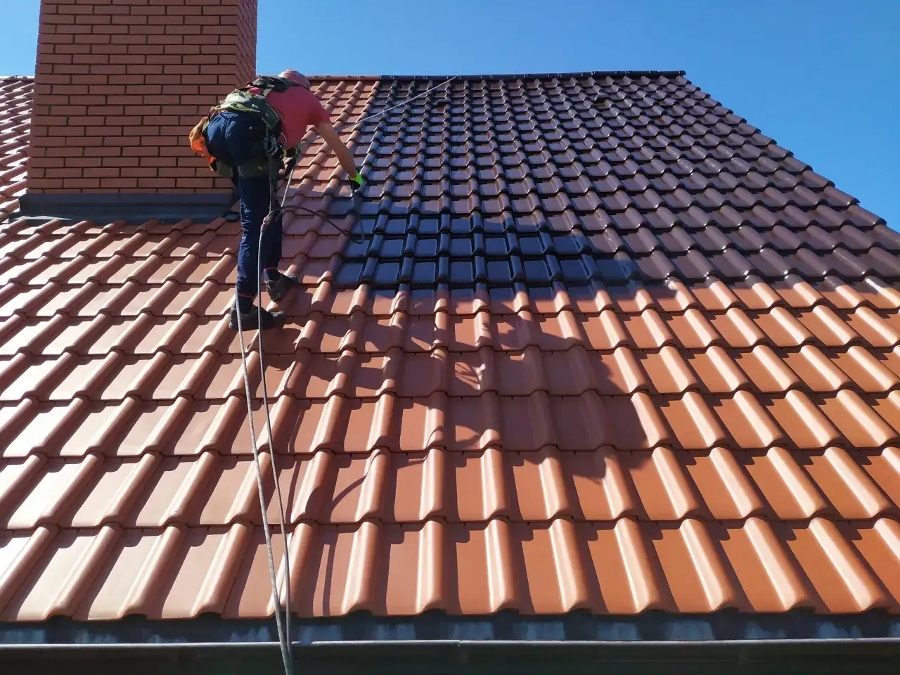 Dach jak nowy! Jaka farba i jak malować, by chronił 15 lat?