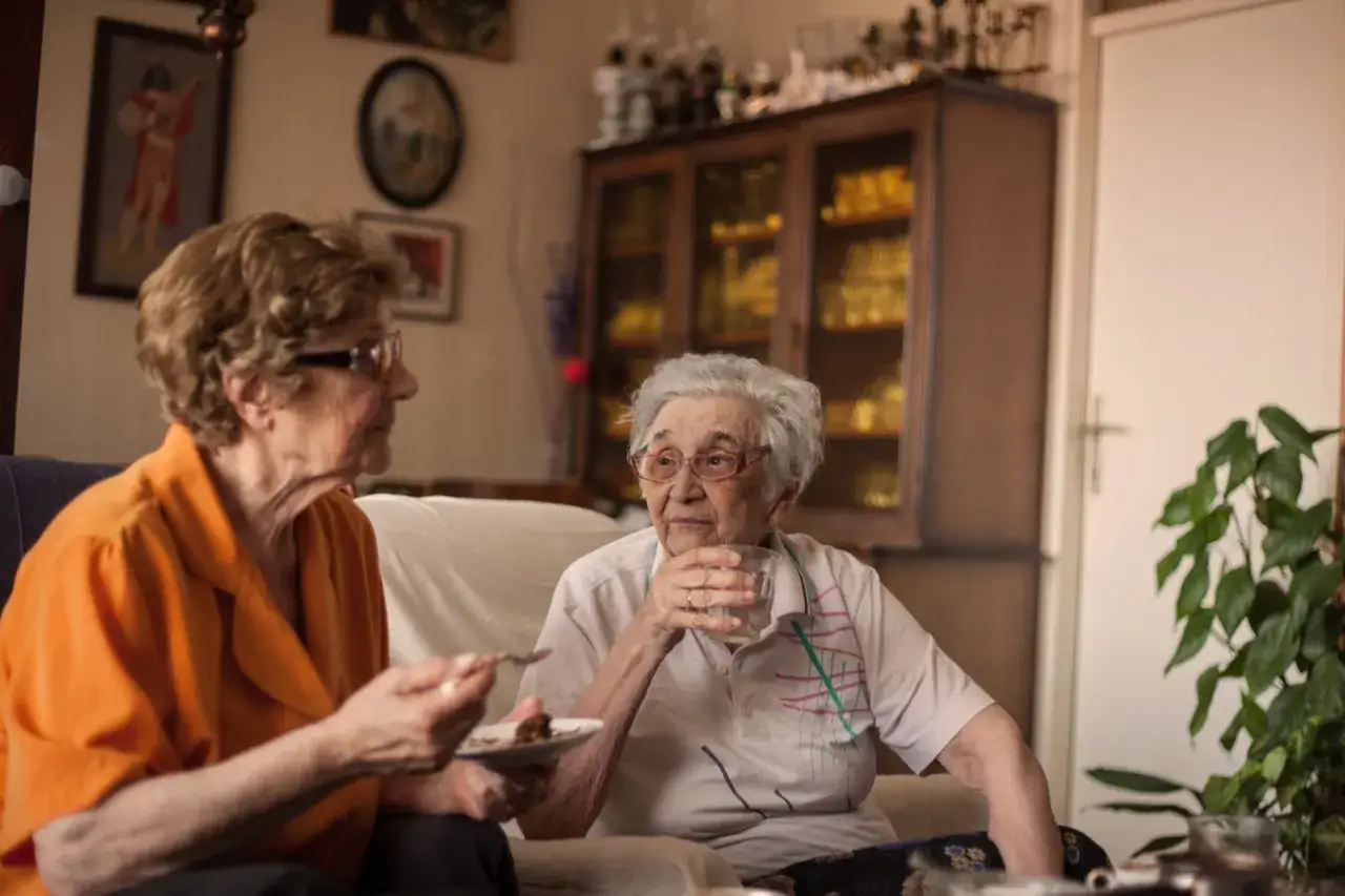 Jak rozmawiać z seniorami? Angażujące tematy i rady eksperta