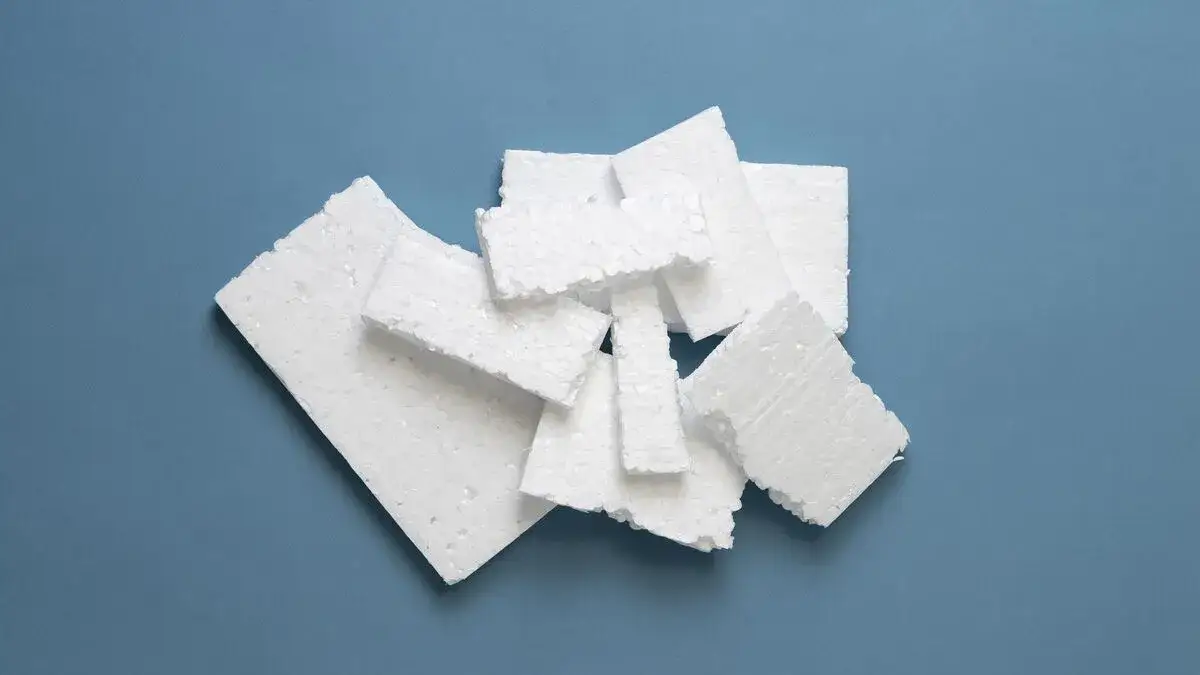 Styropian po meblach: Gdzie wyrzucić? Nie myl go z budowlanym!