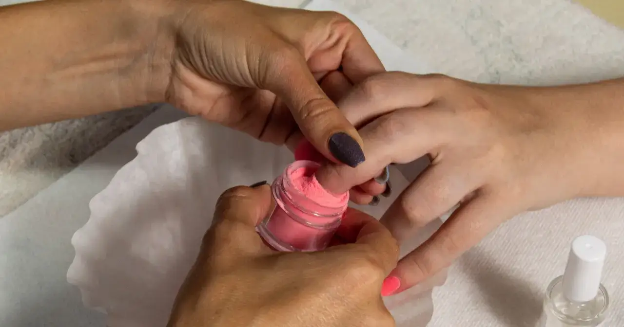 Różowy puder do paznokci, alternatywa dla hybrydy, nakładany na paznokieć.
