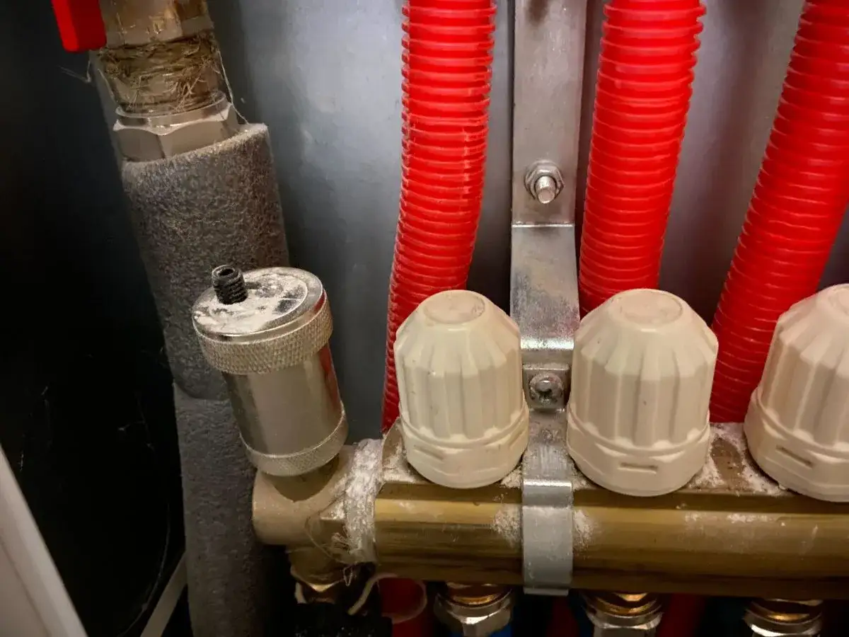 Podłogówka nie grzeje? Włącz i napraw: kompletny poradnik