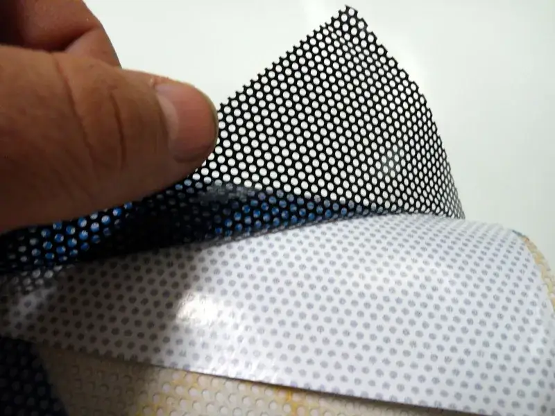 Naklejka na tylną szybę dla sportowców: Jak wybrać i nakleić?