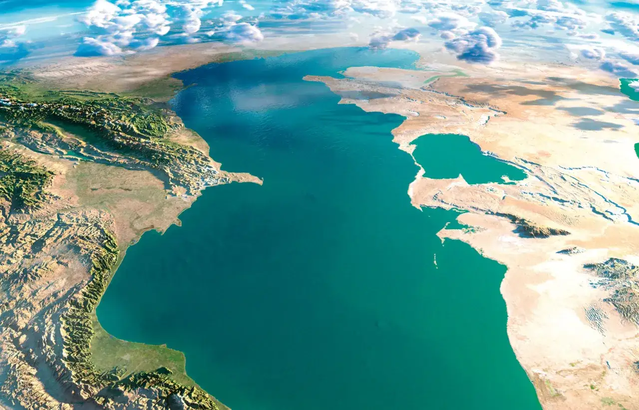 Widok z lotu ptaka na Morze Kaspijskie, otoczone suchymi lądami i górami.