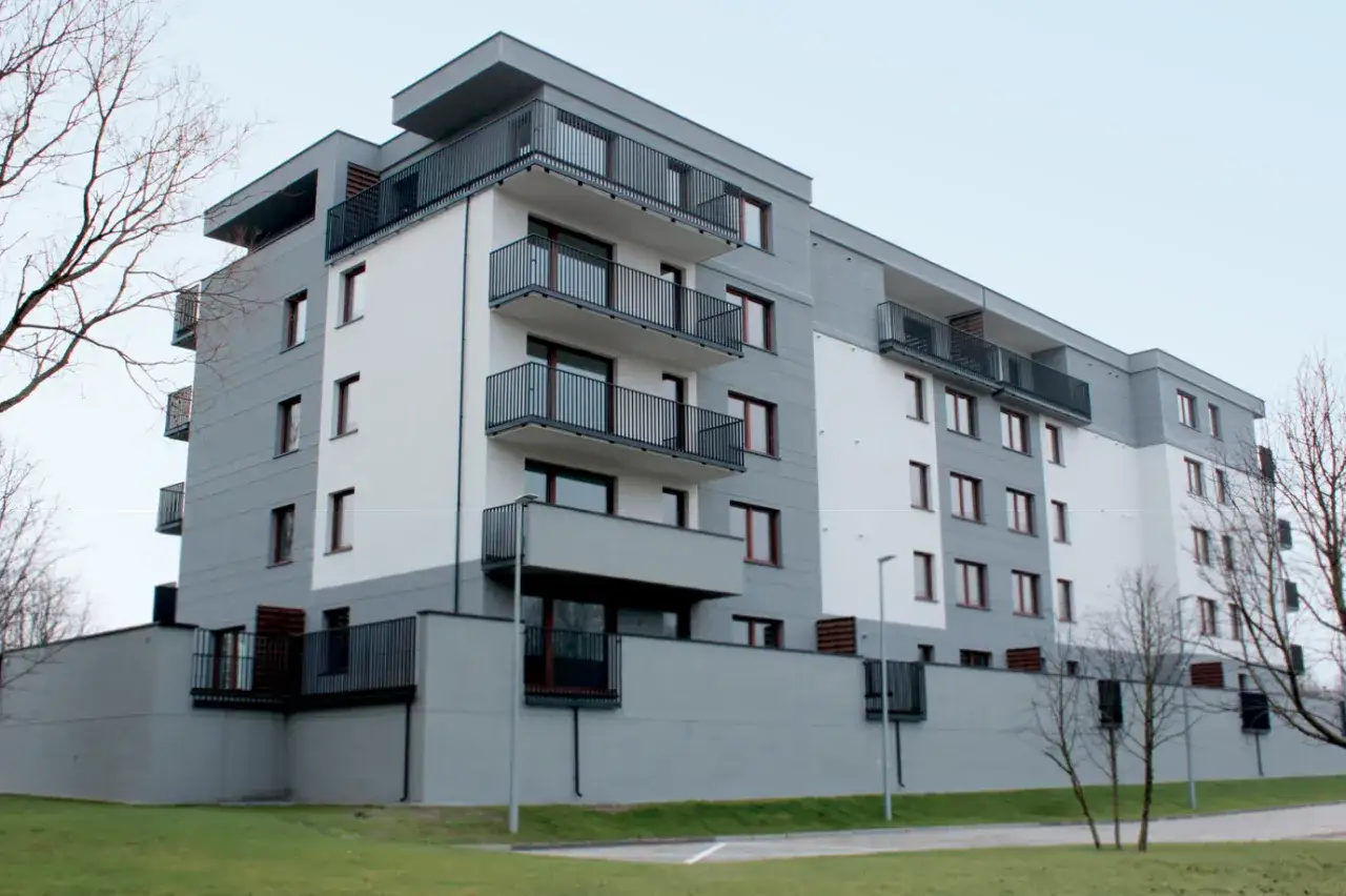 Nowoczesny blok mieszkalny z balkonami. Czy żołnierz dostaje mieszkanie w takim miejscu?