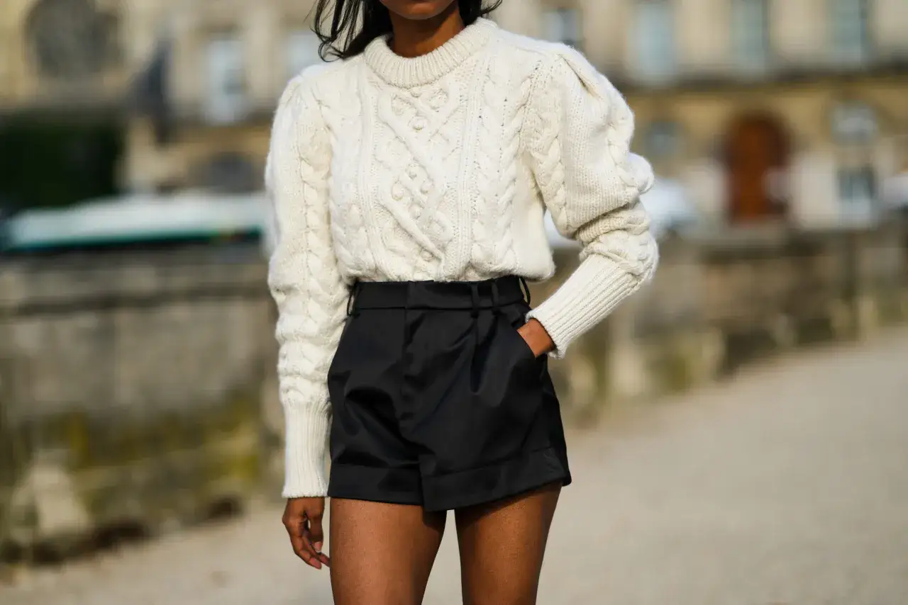 Biały sweter stylizacje: jak stylowo łączyć go z innymi elementami garderoby