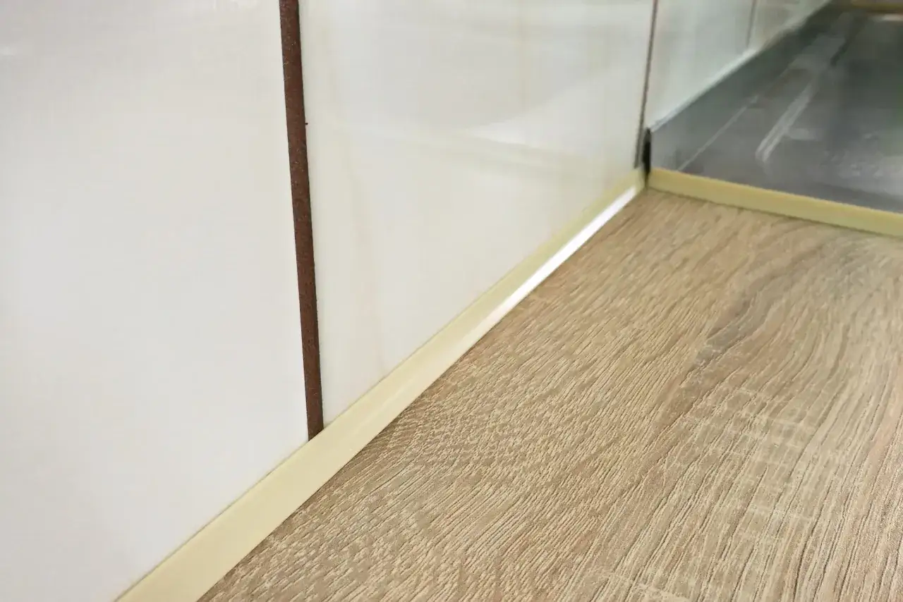 Listwa przyblatowa czy silikon - co wybrać dla lepszego wykończenia?