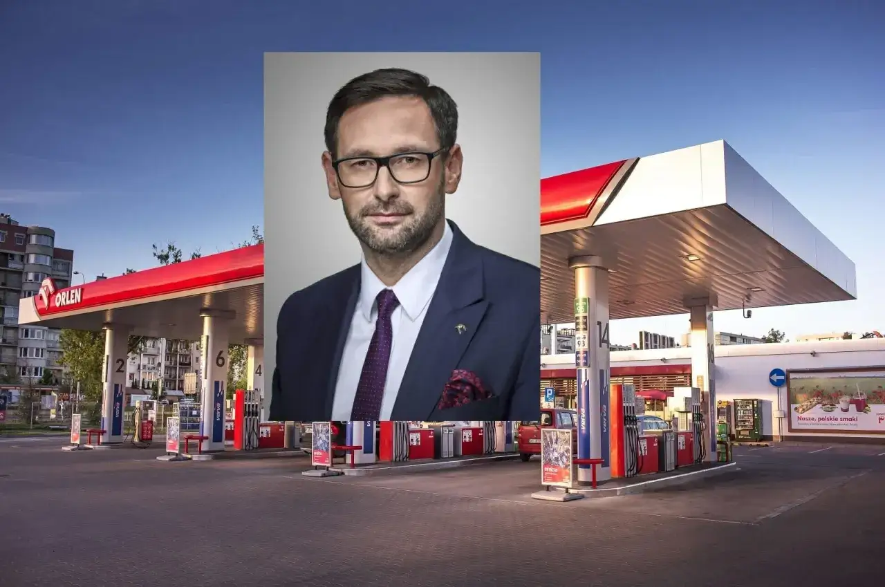 Mężczyzna w garniturze na tle stacji Orlen. Czyżby zapowiadał mycie premium Orlen?