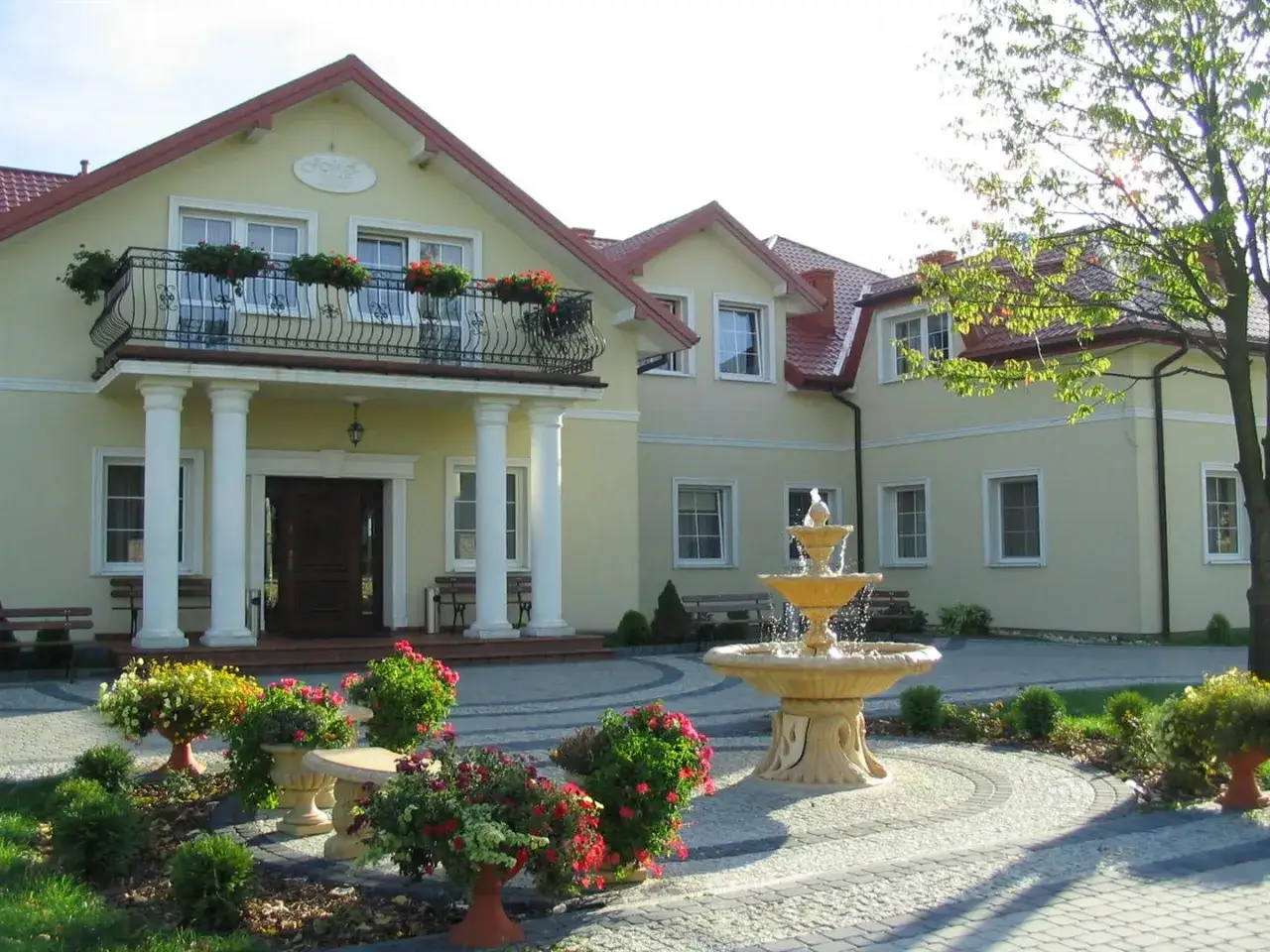 Dwór Zielone Wzgórza: Twój wymarzony ślub i wypoczynek na Jurze