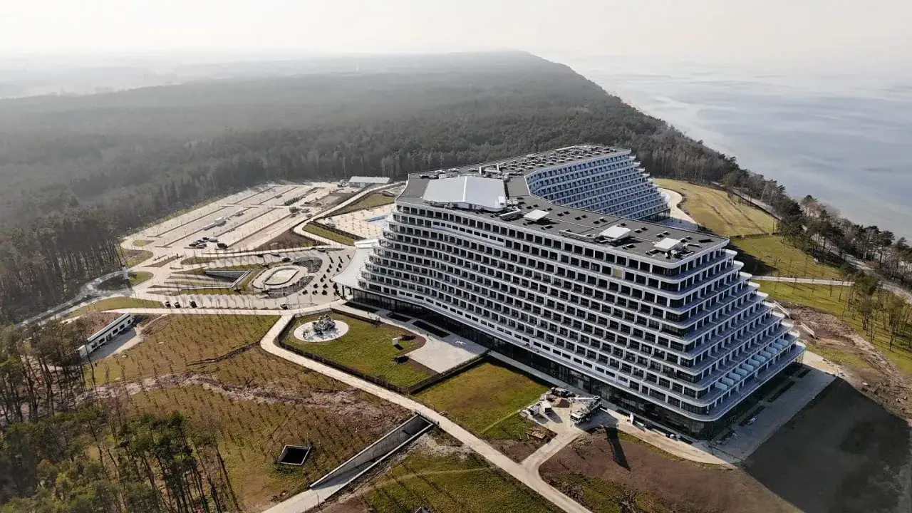 Nowoczesny hotel Gołębiewski w Pobierowie, zlokalizowany przy lesie i morzu, z widokiem na plażę.