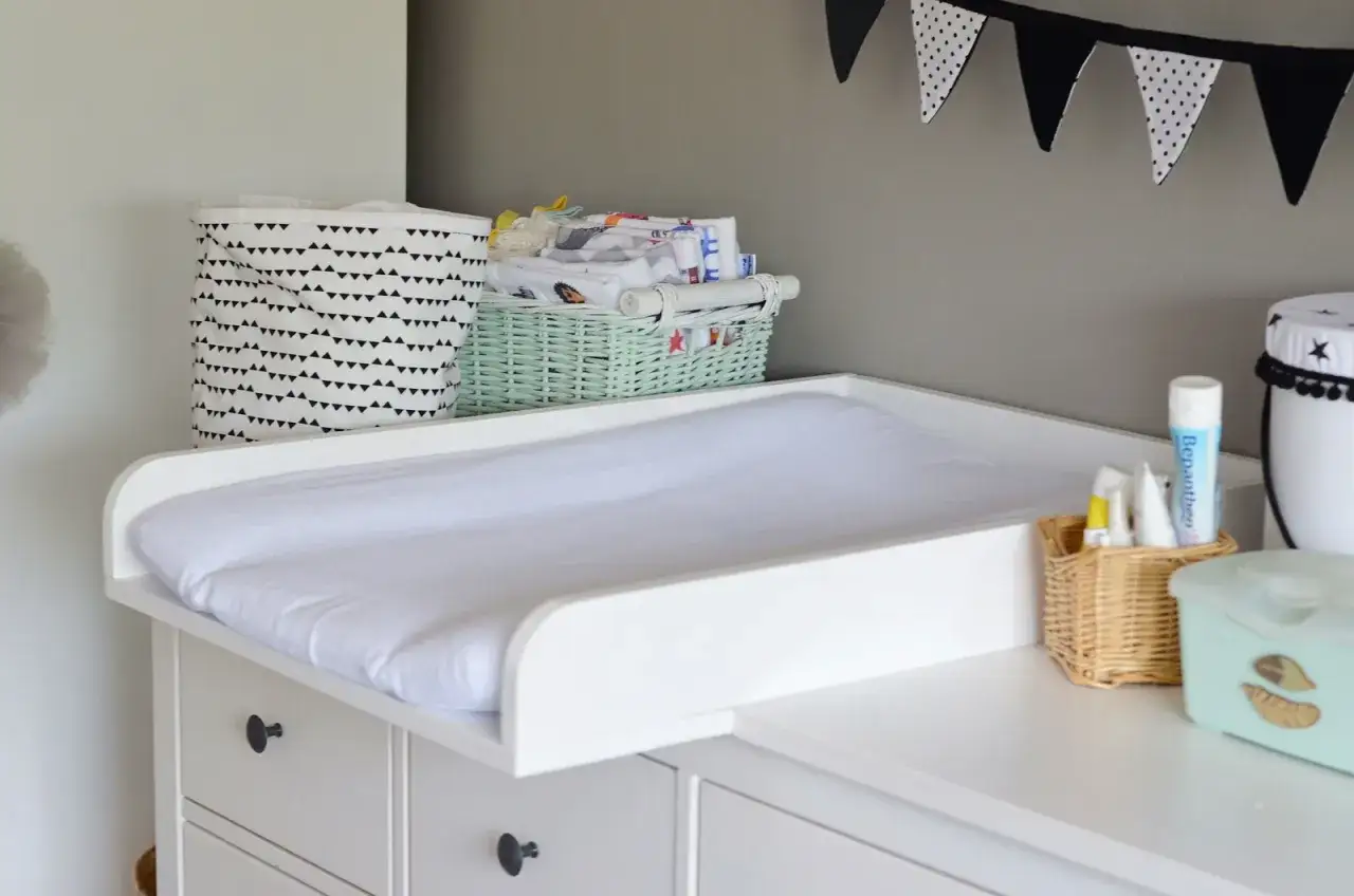 Bezpieczny montaż przewijaka na komodzie: instrukcja krok po kroku