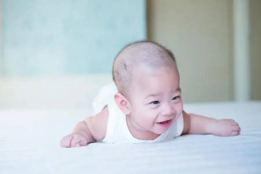 Kiedy dziecko raczkuje? Odkryj ważne etapy rozwoju malucha