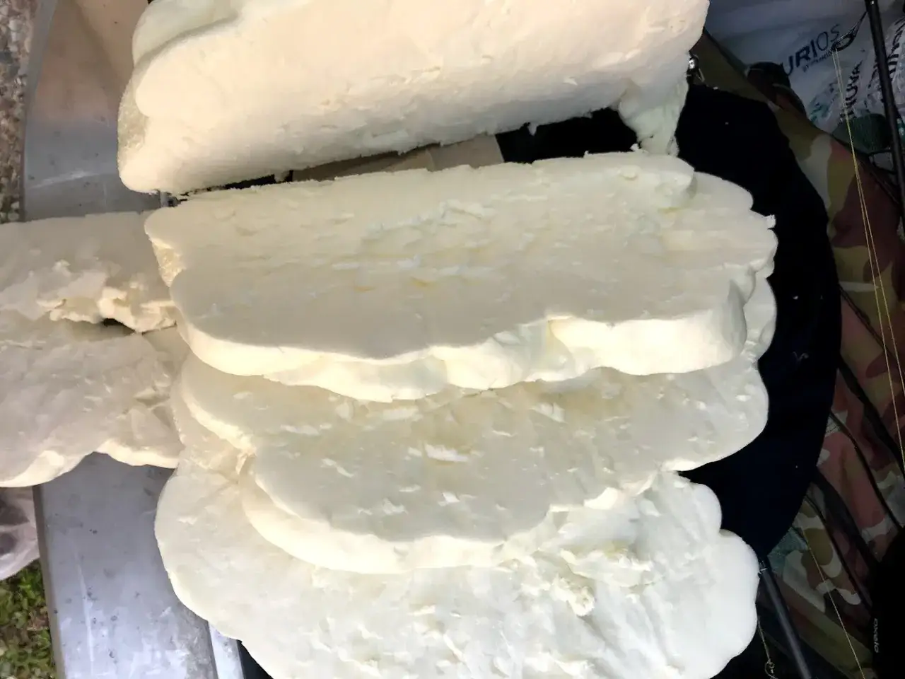 Piana PUR, która miała być izolacją, okazała się mieć wady. Grube, białe plastry pianki leżą jeden na drugim, tworząc niejednolitą masę.