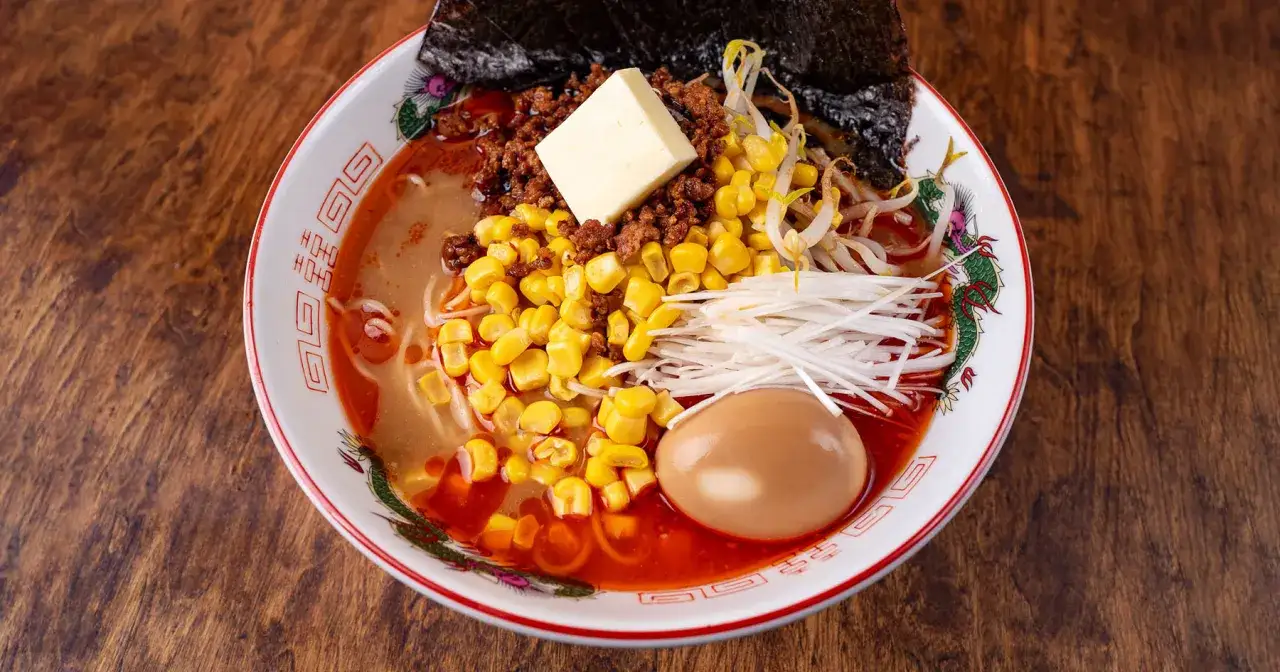 Miseczka ramenu z mielonym mięsem, kukurydzą, kiełkami fasoli, jajkiem i masłem. Pyszne tare do ramenu w aromatycznym bulionie.