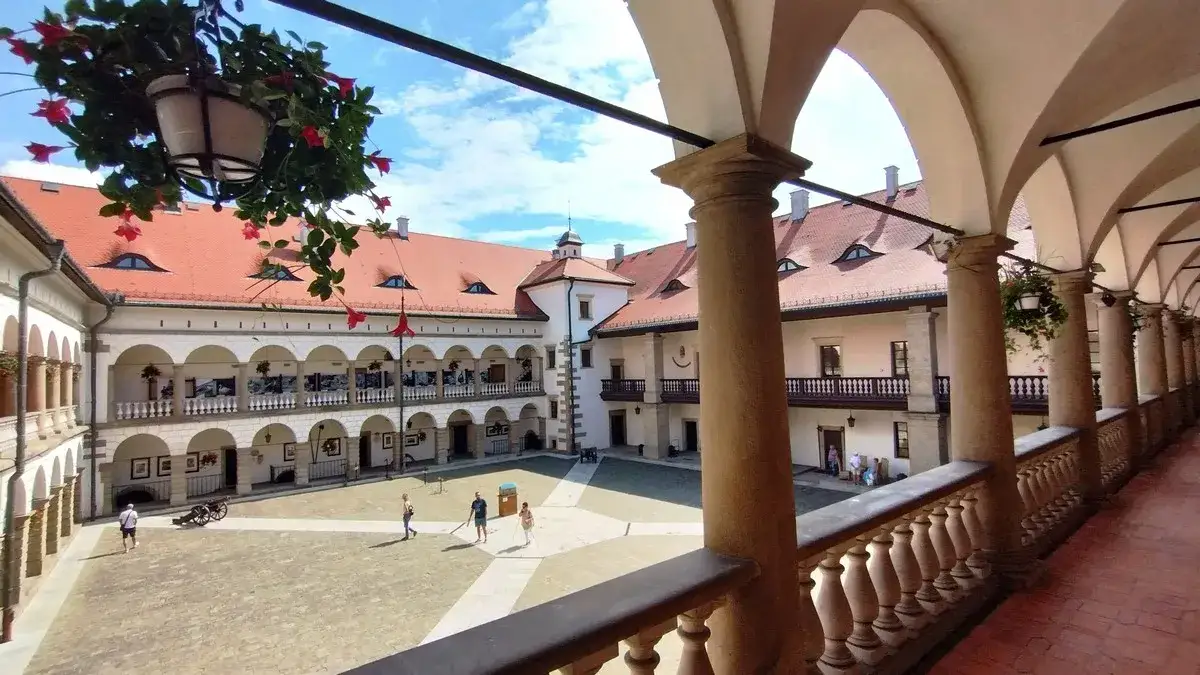 Jak zwiedzić zamek w Niepołomicach i poznać wszystkie tajemnice?