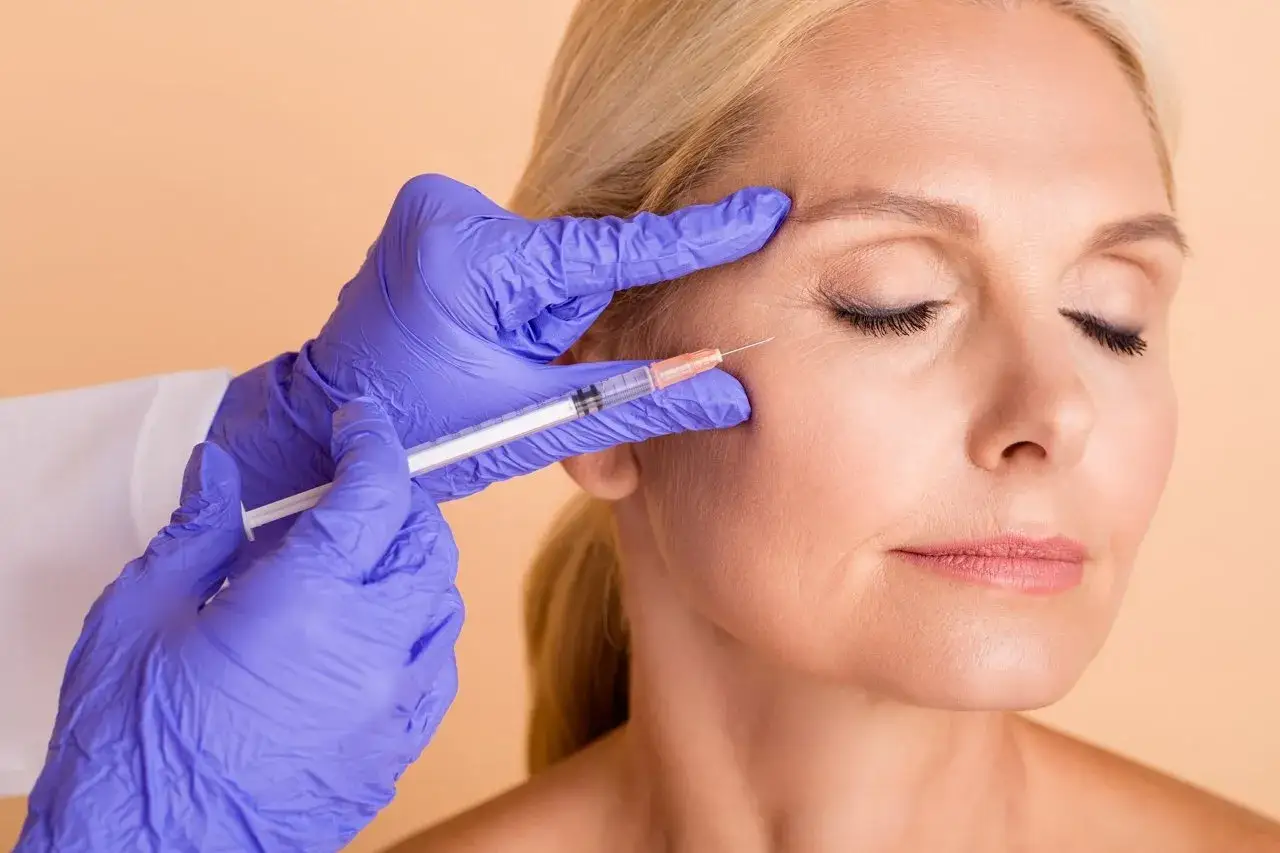 Kwas hialuronowy czy botox - co wybrać dla młodszego wyglądu?
