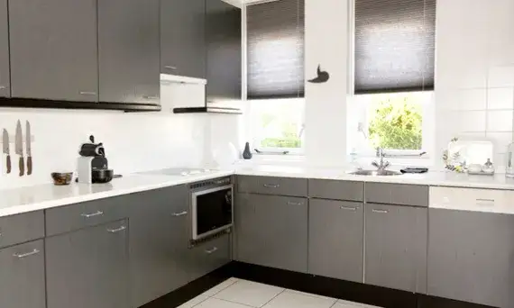 Jakie kolory pasują do szarych mebli w kuchni? Sprawdź najlepsze kombinacje i uniknij błędów!