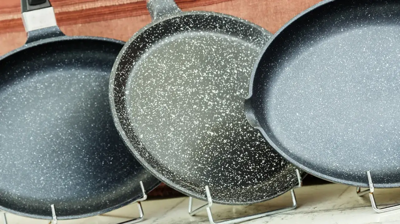 Gdzie wyrzucić starą patelnię? Sprawdź, jak uniknąć błędów w utylizacji!