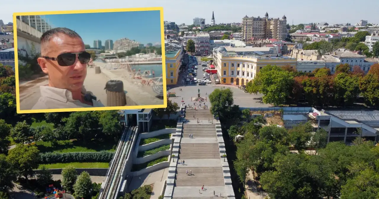 Mężczyzna w okularach przeciwsłonecznych na tle panoramy Odessy z widoczną plażą i schodami.