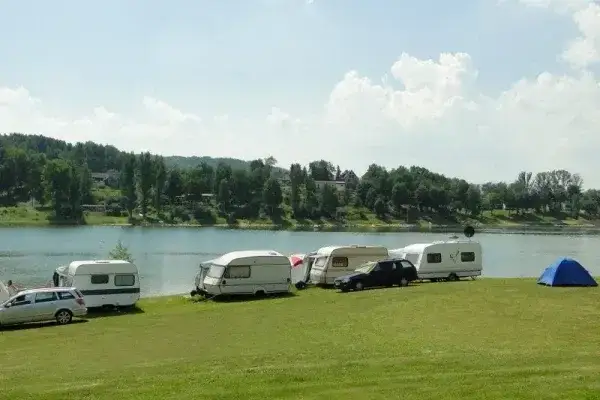 Kempingi nad jeziorem Rożnowskim – najlepsze miejsca na wypoczynek