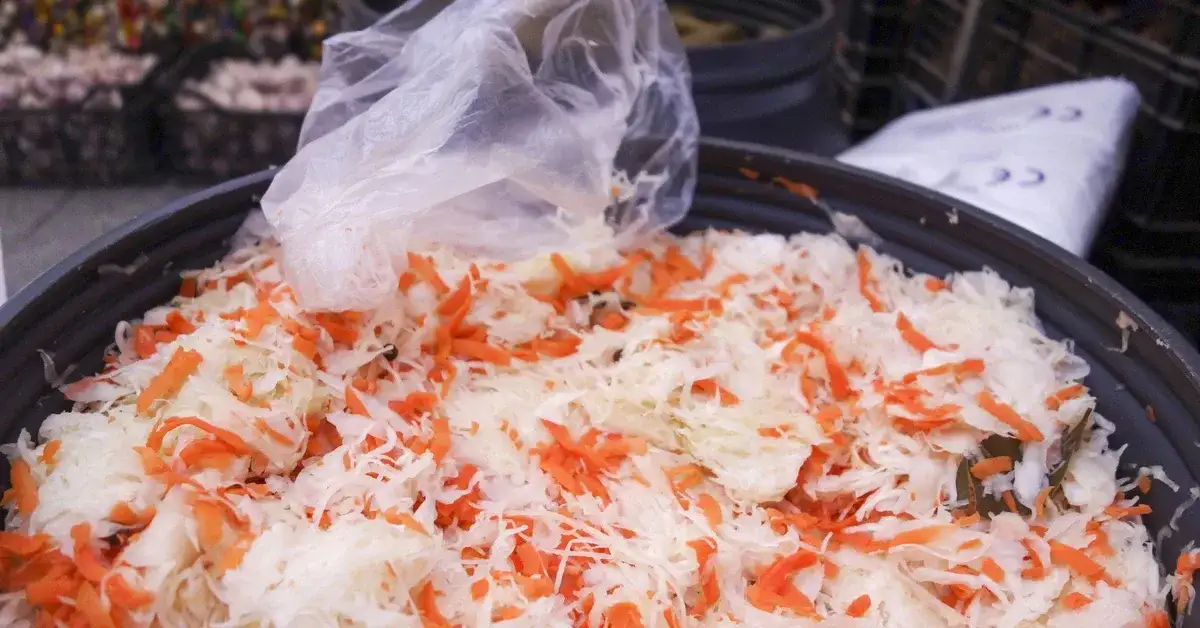 Ile soli do kiszenia kapusty? Odkryj idealną proporcję dla smaku