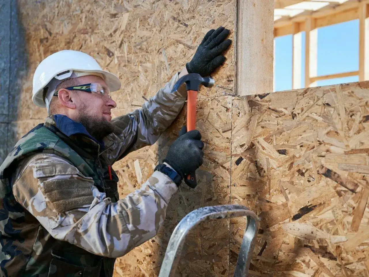 Czy płyta OSB może być na deszczu? Prawda o odporności na wodę i wilgoć