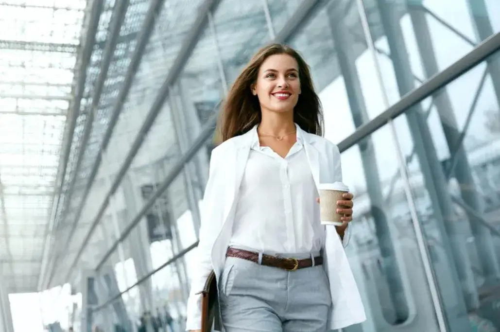 Jaką bluzkę pod żakiet wybrać, aby wyglądać elegancko i stylowo?