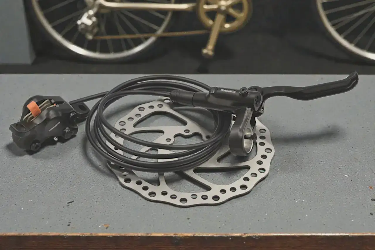 Zestaw hamulców hydraulicznych Shimano z tarczą. Dowiedz się, jak wyregulować hamulce hydrauliczne w rowerze, by zapewnić sobie bezpieczeństwo.