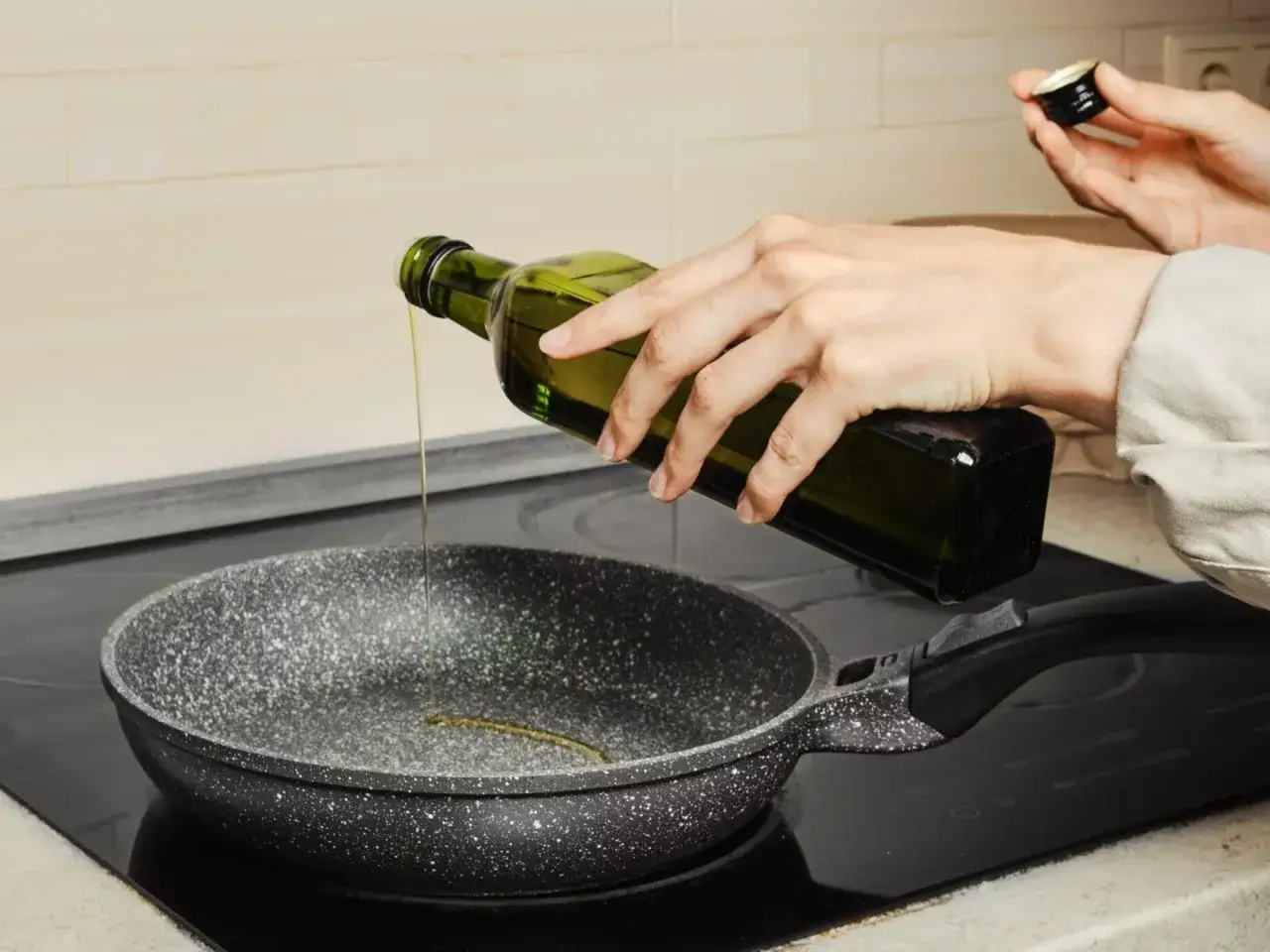 Smażenie na oliwie z oliwek czy zdrowe? Odkryj prawdę o zdrowiu