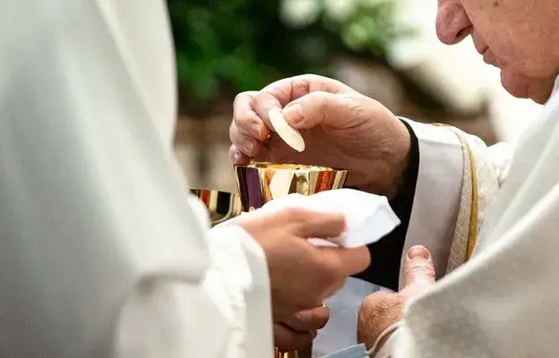 Czy można przyjąć komunię świętą dwa razy w ciągu dnia? Oto zasady