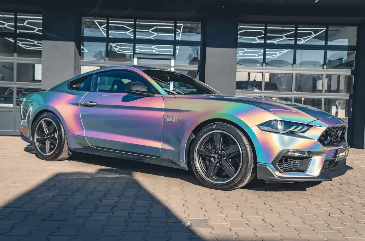 Oklejanie samochodów w tęczowy efekt to świetny sposób na wyróżnienie się. Zastanawiasz się, ile kosztuje oklejanie samochodów?