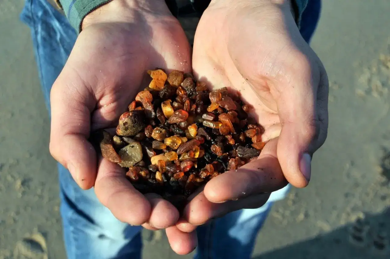 Gdzie szukać bursztynu nad Bałtykiem? Odkryj najlepsze miejsca i porady